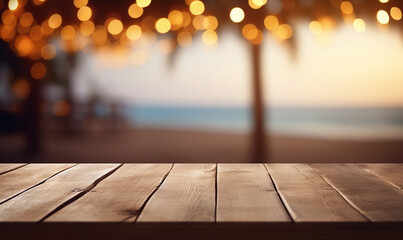 Holztisch am Strand mit leuchtenden Cafe Hintergrund	
