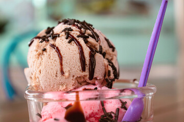 Deliciosas bolas de helado sabor café con fresa sobre una mesa acompañado de una cuchara listo para comer