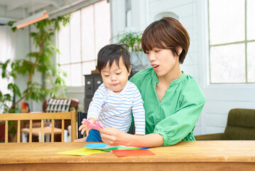 折り紙をして遊ぶ親子