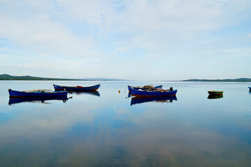 Il borgo di Sant'Antioco e le barche dei pescatori visti dallo stagno Santa Caterina. Sardegna, Italia
