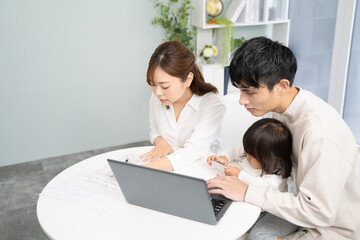 年末調整と保険料控除の書類作成する家族