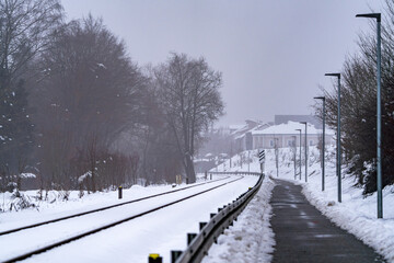 Bahngleis im Winter an einem Weg