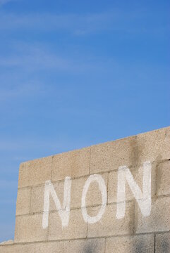 tag NON sur parpaing