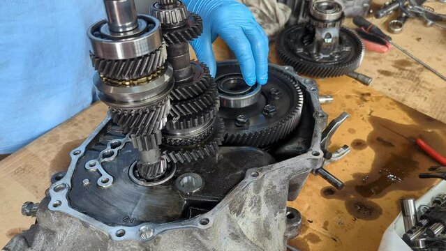 Automotive gearbox disassembled. The operating principle of a manual gearbox.