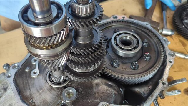 Automotive gearbox disassembled. The operating principle of a manual gearbox.