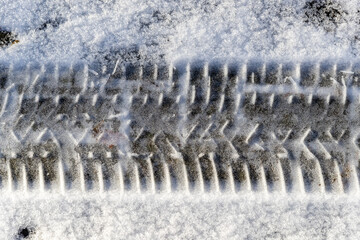 Profil eines Winterreifens im Schnee im Winter