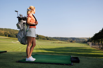 Fototapeta premium Blonde Beauty on the Golf Course Path