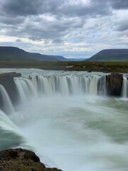 Bonito paisaje de la cascada de Godafoss en Islandia