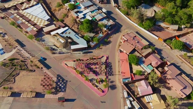 Imagem a&eacute;rea de cidade cercada pelo deserto. 