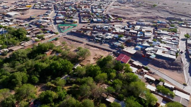 Imagem aérea de cidade cercada pelo deserto. 