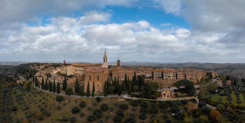 Obraz premium drone panorama view of the Tuscan hilltop village of Pienza