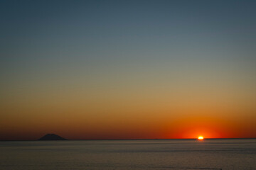 Fototapeta premium Stromboli vista da Marina di Zambrone in Calabria