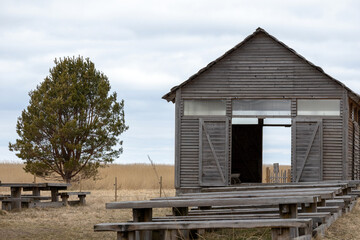 
A wooden building by the sea as a waiting room with a view of the blue sky