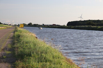 Kanal in den Niederlanden