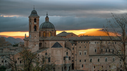 Fototapeta na wymiar vista mozzafiato del borgo medievale di Urbino all'alba. Siamo in provincia di Pesaro e Urbimno nella regione Marche