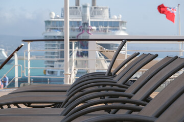 Sonnenliegen auf Luxus Kreuzfahrtschiff - Sun loungers and deck chairs on luxury British...