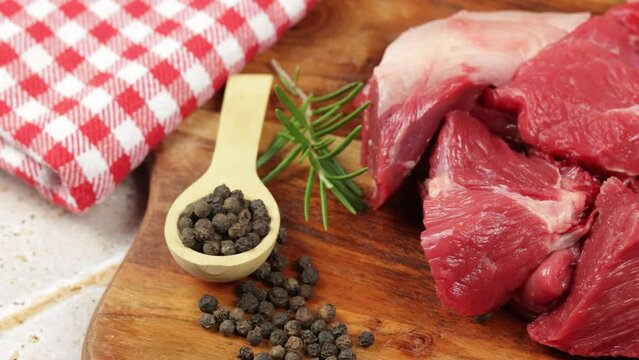 morceaux de boeuf cru, en gros plan, sur une planche &agrave; d&eacute;couper
