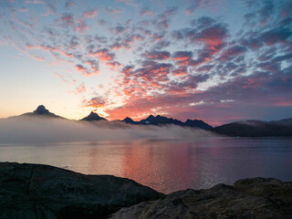 Morgenstimmung in der Bucht von Tasiilaq kurz vor Sonnenaufgang