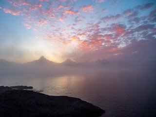 Idyllische Morgenstimmung in der Bucht von Tasiilaq kurz vor Sonnenaufgang