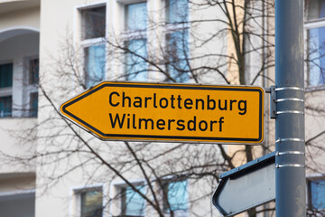 Fototapeta premium Verkehrsschild, Wegweiser mit Aufschrift 