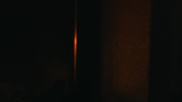 Une chemin&eacute;e confortable et relaxante. Gros plan, flammes du feu. Feu de nuit, b&ucirc;ches sont en feu, &eacute;tincelles volent. 4k, ralenti