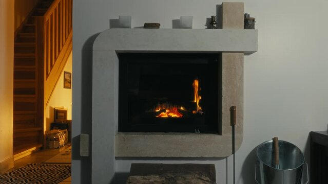 Une chemin&eacute;e confortable et relaxante. Gros plan, flammes du feu. Feu de nuit, b&ucirc;ches sont en feu, &eacute;tincelles volent. 4k, ralenti