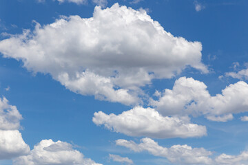 Obraz premium Typical white clouds separated in the blue sky
