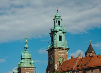 Fototapeta premium Tour de l'Horloge de la cathédrale du Wawel et derrière à gauche, la tour Sigismond, Cracovie, Pologne