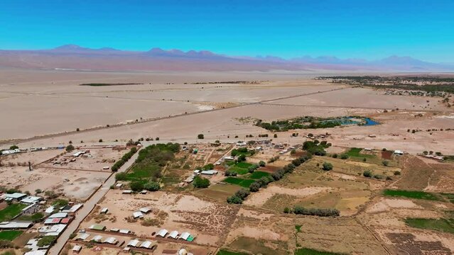 Vilarejo com agricultura familiar cercado pelo deserto mais &aacute;rido do planeta. Atacama, Chile.