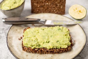 Vollkornbrot mit frischer Avocadocreme
