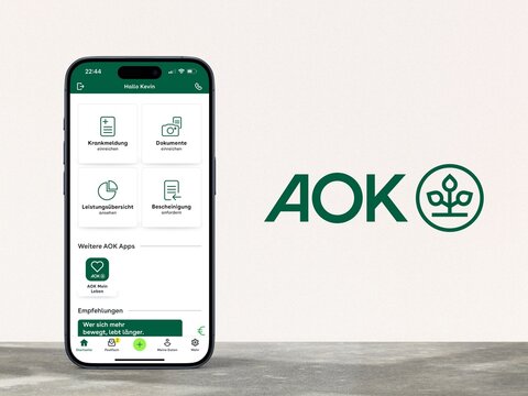 Modernes Smartphone zeigt App der Krankenkasse AOK, Logo der Allgemeinen Ortskrankenkasse daneben, Gesundheit, Krankmeldung, Leistung, Gesundheitsbudget 