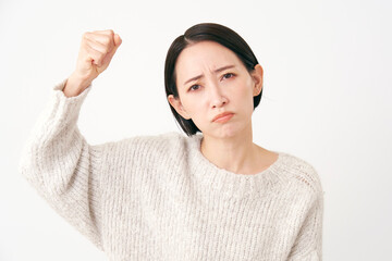 怒る中年女性　白背景