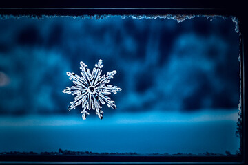 冬の窓の雪の結晶
