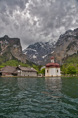 Naklejka premium Monastery on the lake in front of a mountain