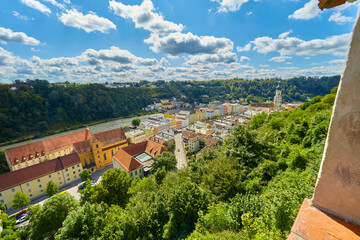 Schönes Stadtpanorama vom Burgberg aus gesehen, auf die Stadt Burghausen, in Bayern, Deutschland.
