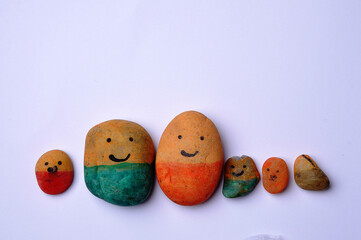 família de pedras com pintura de rosto feliz, alegria em pintura infantil em pedras