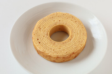 皿の上のバウムクーヘン