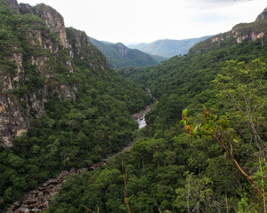 Naklejka premium Vista das montanhas do Parque Nacional da Chapada dos Veadeiros com um rio no centro, Chapada dos Veadeiros, Goiás, 2023