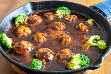 とても美味しい日本のタコ焼きのチーズカレー煮込み