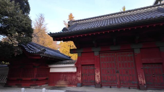 晩秋の東京大学赤門