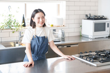 キッチンで料理する笑顔の女性