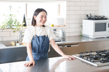 キッチンで料理する笑顔の女性