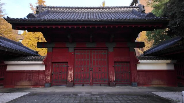 晩秋の東京大学赤門