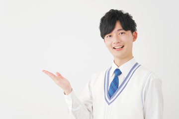 手のひらで左側を指す男子高校生　白背景