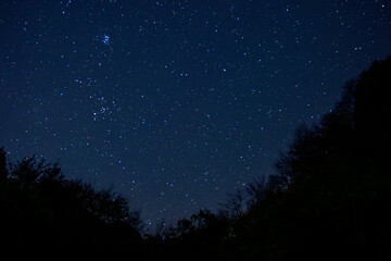 日本の冬の満天の星空　山間から見た風景
