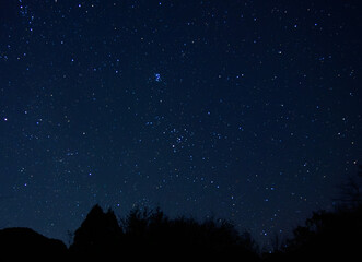 Obraz premium 日本の冬の満天の星空 山間から見た風景