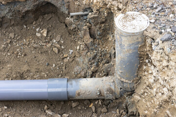 住宅の排水を下水道につなげる配管工事の様子