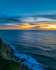 Obraz premium Sunrise over the sea and rock platform with high cloud