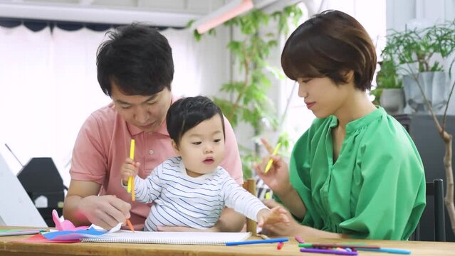 お絵描きをして遊ぶ親子