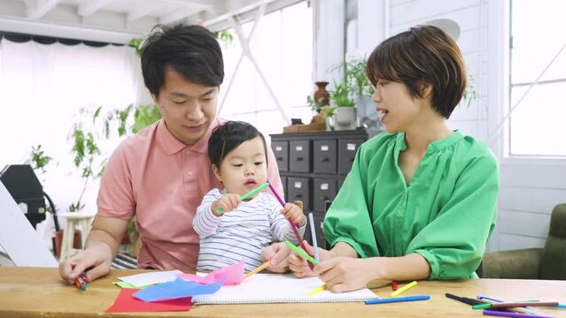 お絵描きをして遊ぶ親子